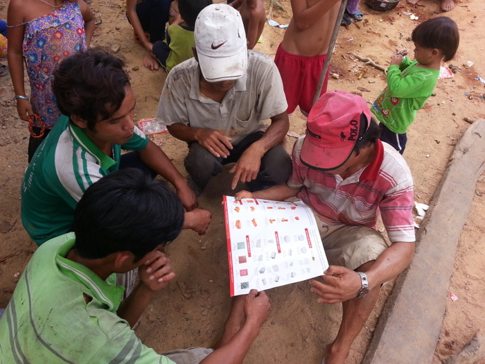 Dân làng đang tìm hiểu các sản phẩm của Phú Điền